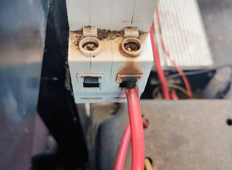 llave termomagnética quemada